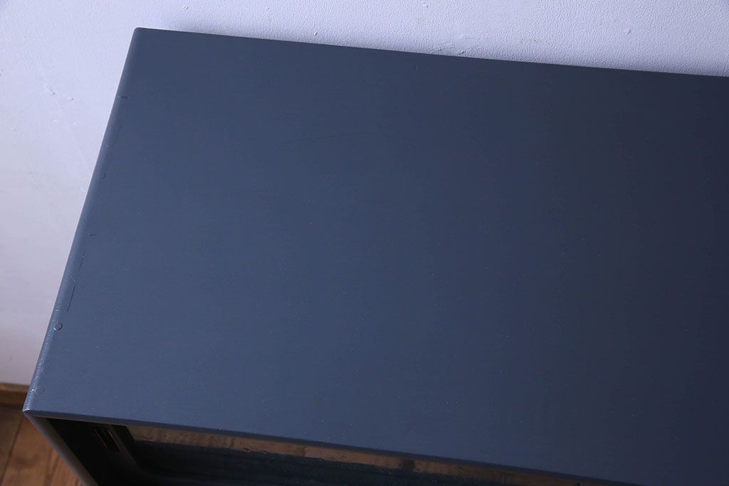 ペイント家具　気泡ガラス入り　シックなカラーが素敵な収納棚(戸棚、食器棚)