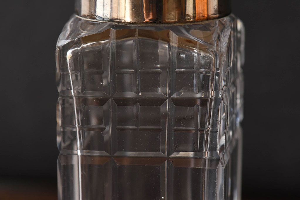 アンティーク雑貨　イギリスビンテージ　蓋のデザインがお洒落なガラス製調味料入れ(ガラス瓶)