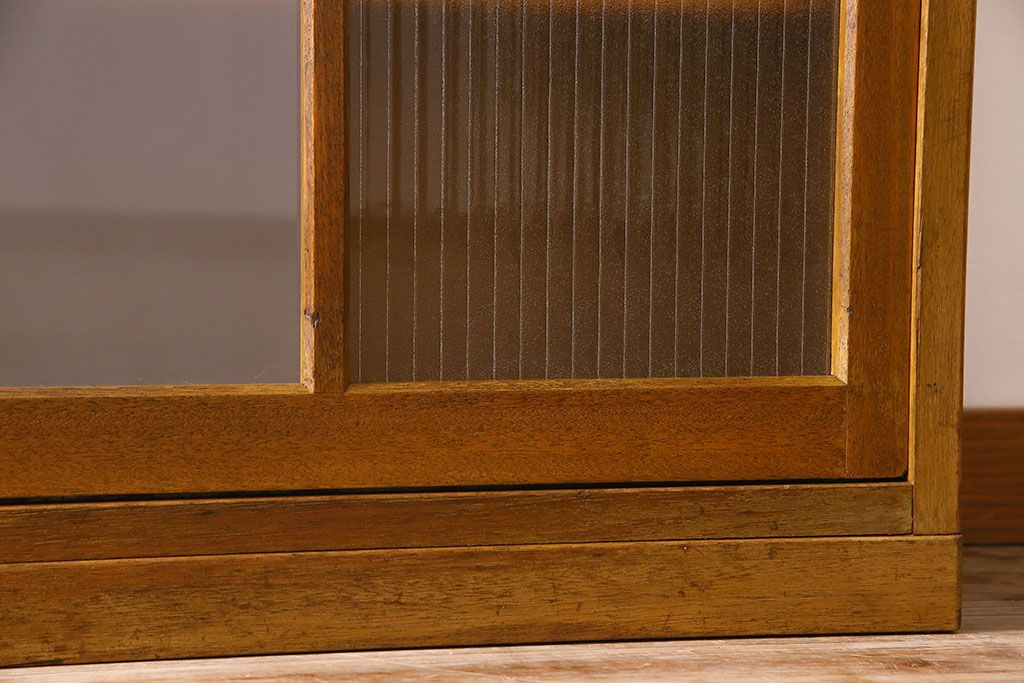 レトロ家具　昭和レトロ　薄型　モール・すりガラス入りの収納棚(戸棚、食器棚、本箱、ブックケース)