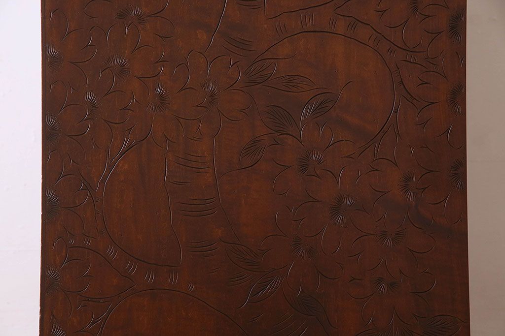 中古　伝統工芸軽井沢彫りが施された上質なワードローブ(収納棚、洋服タンス)