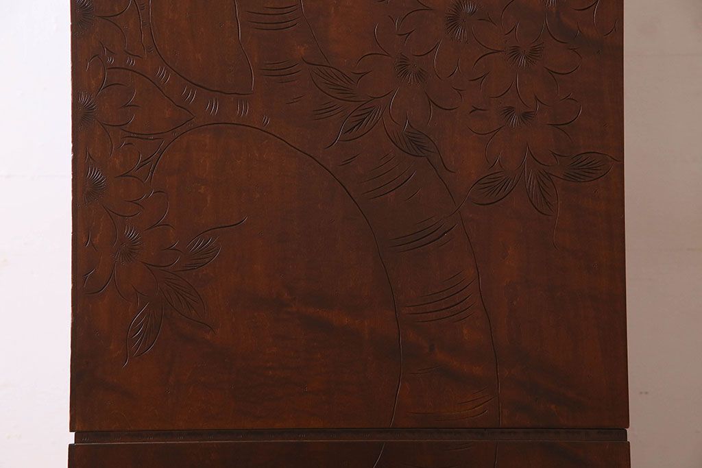 中古　伝統工芸軽井沢彫りが施された上質なワードローブ(収納棚、洋服タンス)