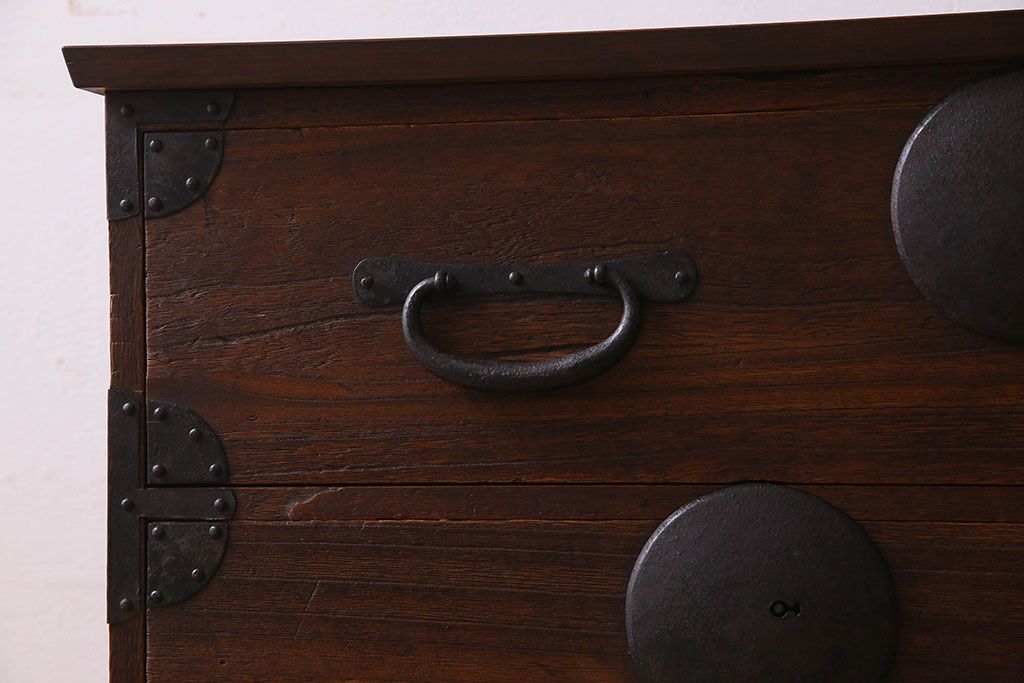 アンティーク家具　和製アンティーク　大きく立派な鋲が魅力的な箪笥ローボード(ローチェスト、引き出し)