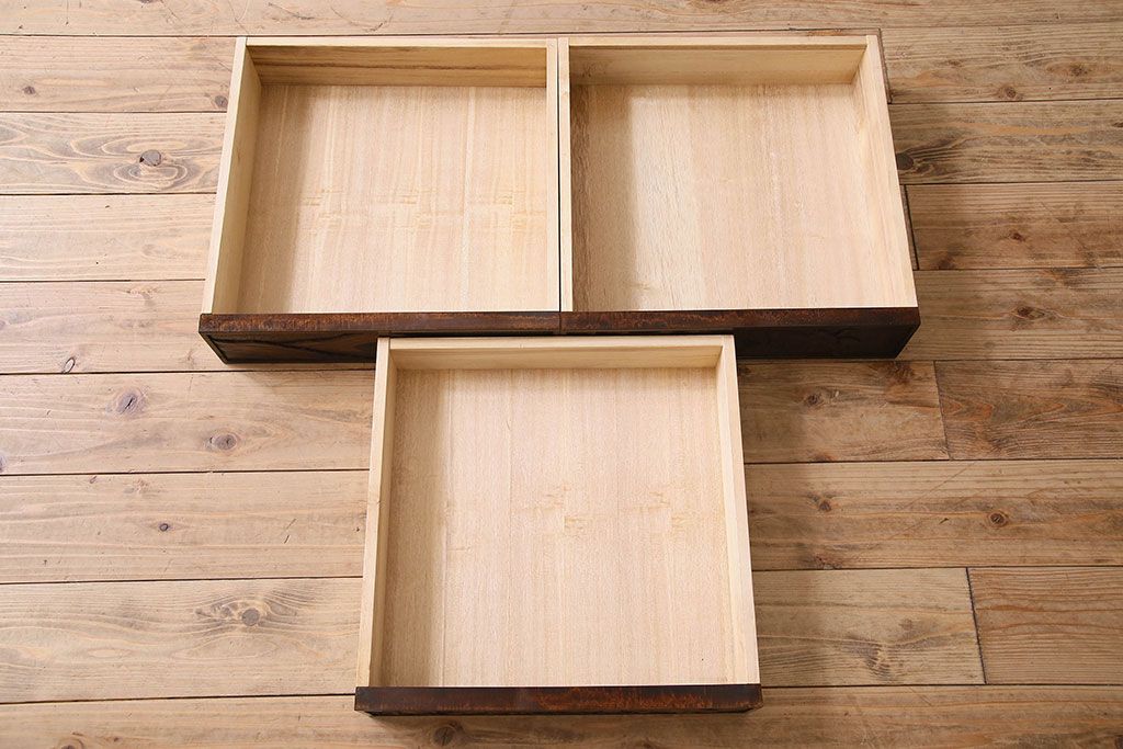 中古　伝統工芸　軽井沢彫りを施した華やかな茶箪笥(茶棚、収納棚)