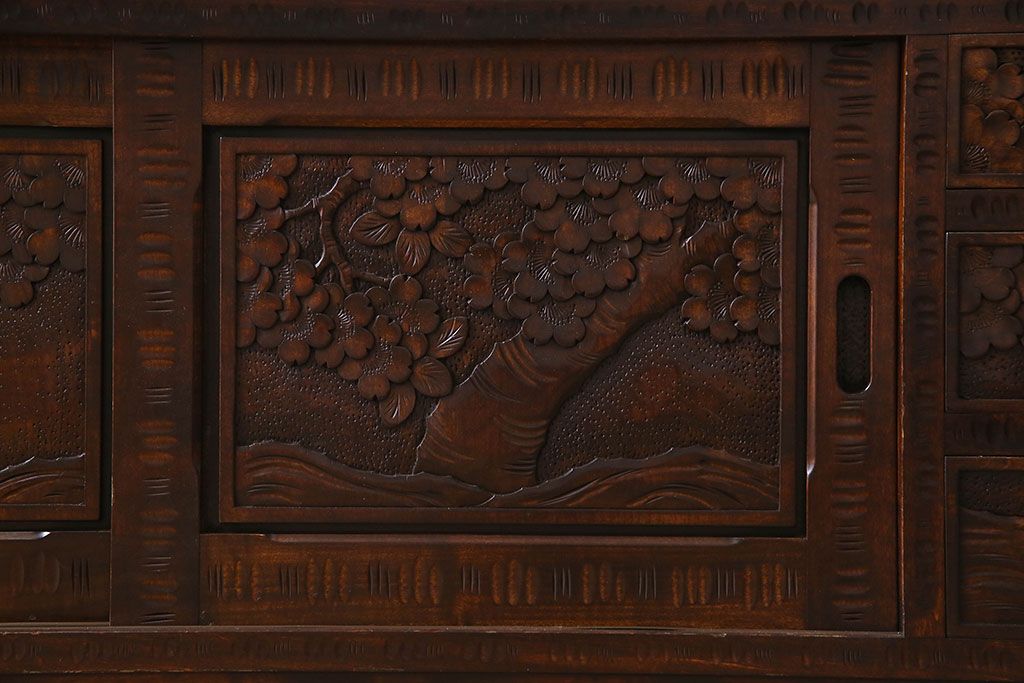 中古　伝統工芸　軽井沢彫りを施した華やかな茶箪笥(茶棚、収納棚)