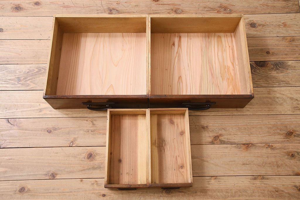 アンティーク家具　前面欅材　和製アンティーク　小ぶりな茶箪笥(茶棚、収納棚)