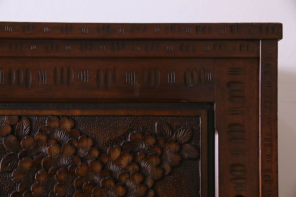 中古　伝統工芸　軽井沢彫り　上質な衣装箪笥(収納棚、洋服タンス)