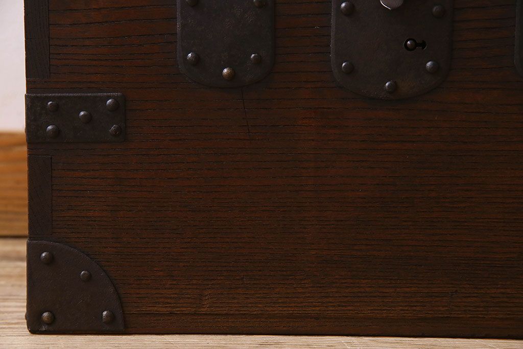 アンティーク雑貨　和製アンティーク　総欅材　立派な金具が魅力的な時代収納箱(小物収納箱)