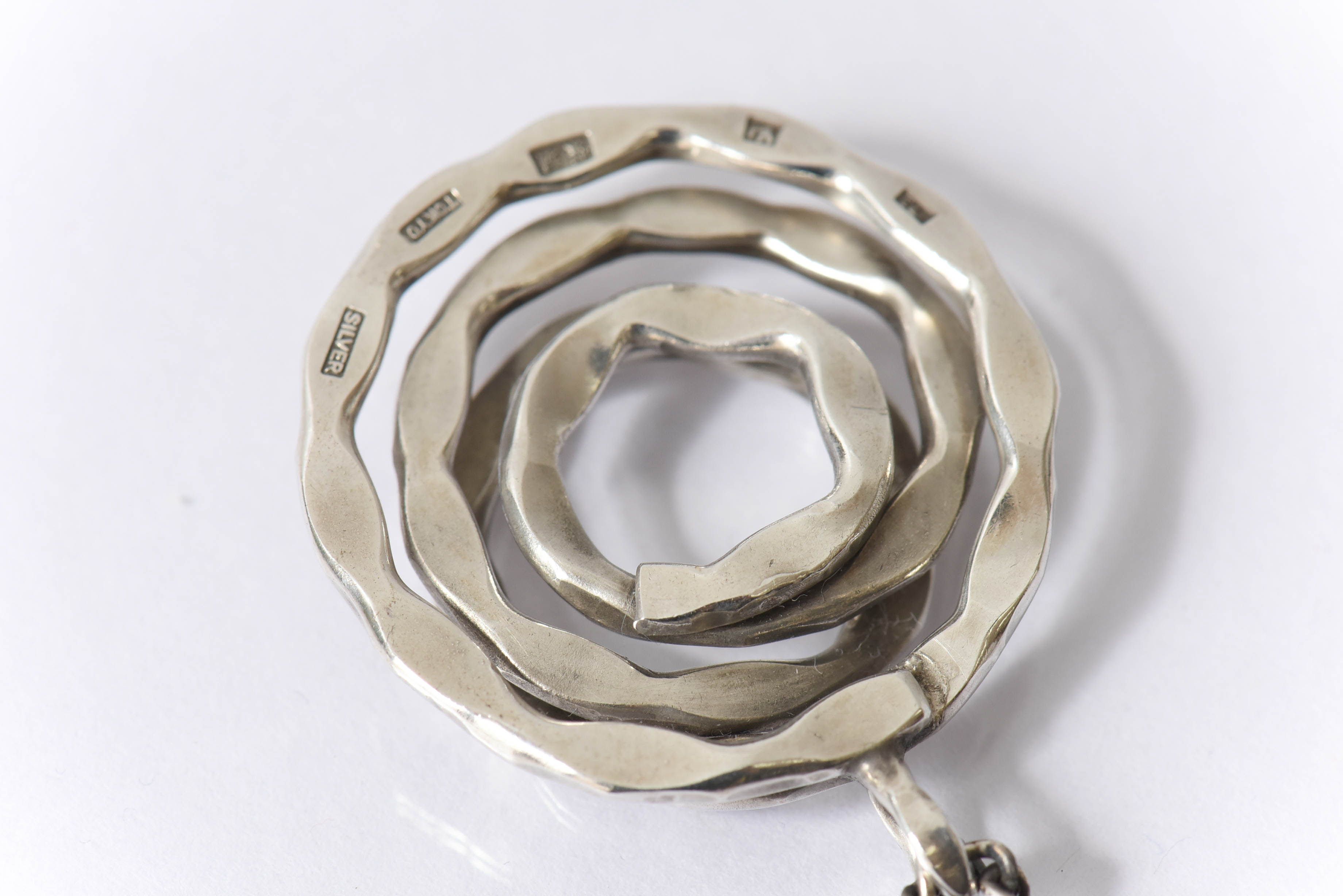 アンティーク雑貨　ビンテージ　上品なデザインのシルバー製ネックレス