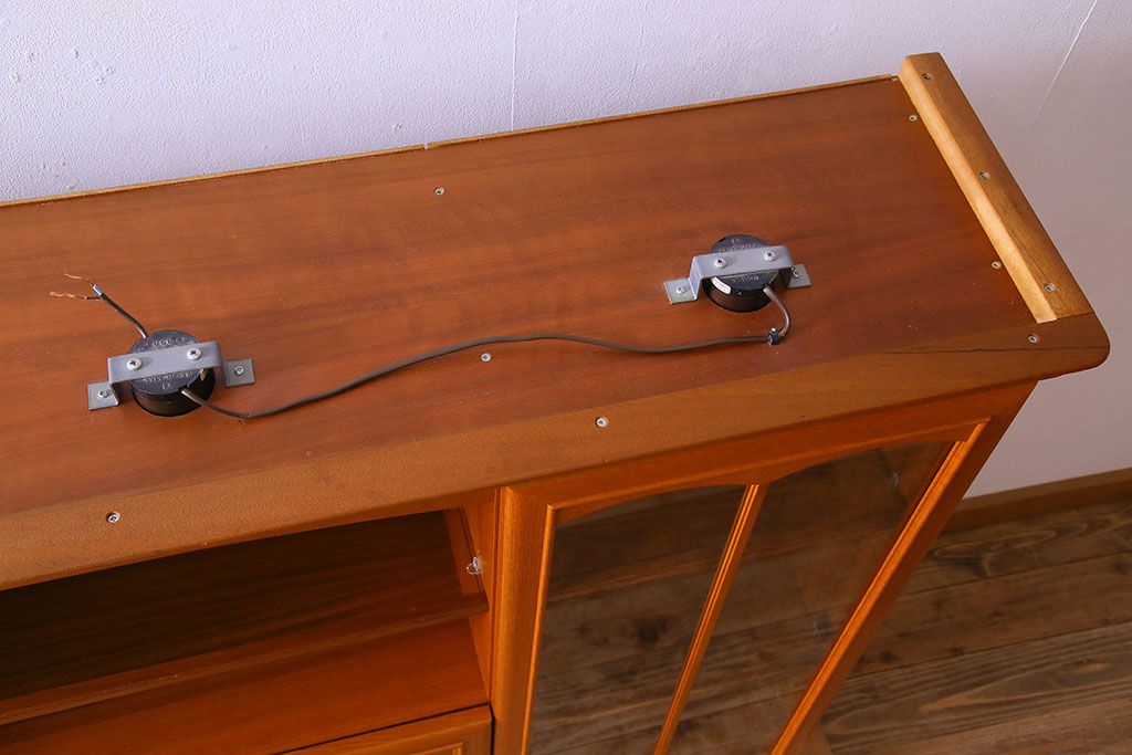 中古　STAG(スタッグ)社製　大振りなビンテージキャビネット(カップボード、食器棚、収納棚)