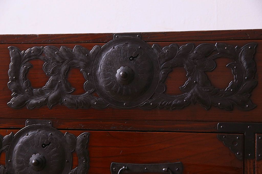 アンティーク家具　和製アンティーク　漆塗り　前面ケヤキ材の仙台箪笥(衣装箪笥、引き出し)