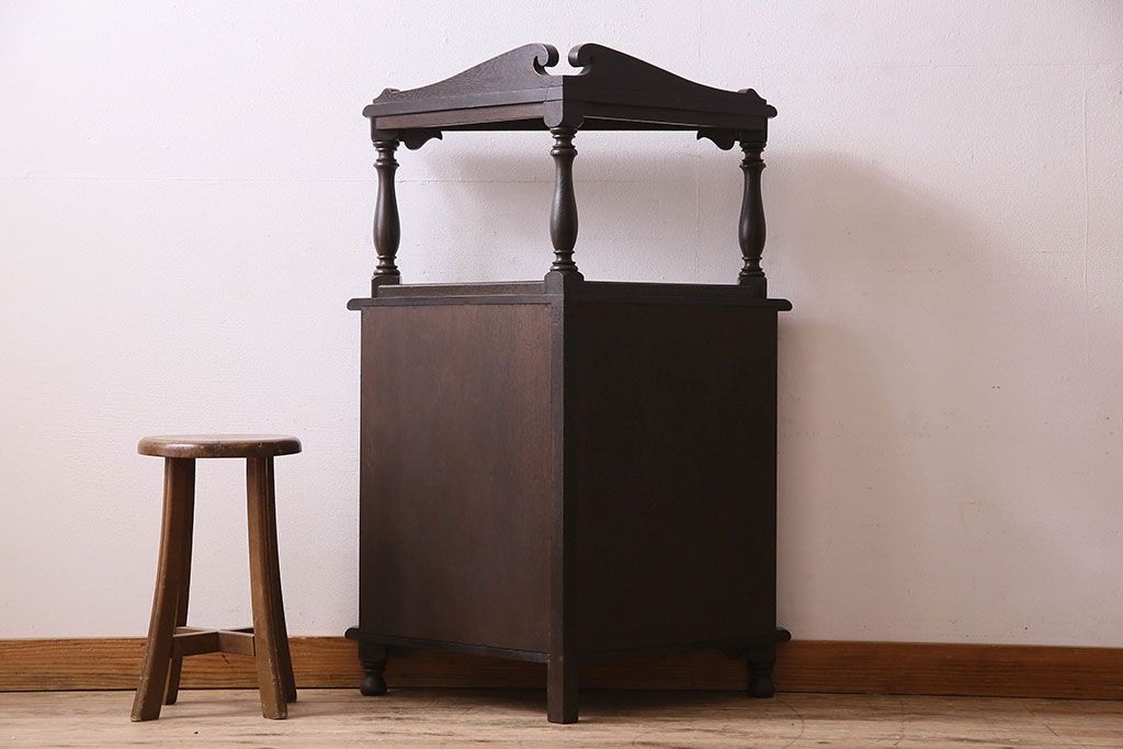 アンティーク家具　ナラ素材使用!気品漂うコーナーラック(収納棚)
