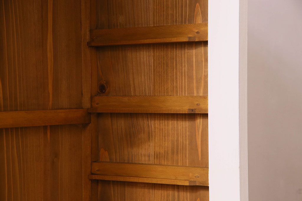 ペイント家具　アイボリーカラー　樺材天板の戸棚(キャビネット、カウンター)