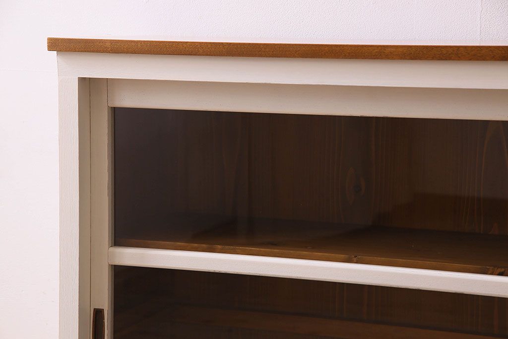 ペイント家具　アイボリーカラー　樺材天板の戸棚(キャビネット、カウンター)