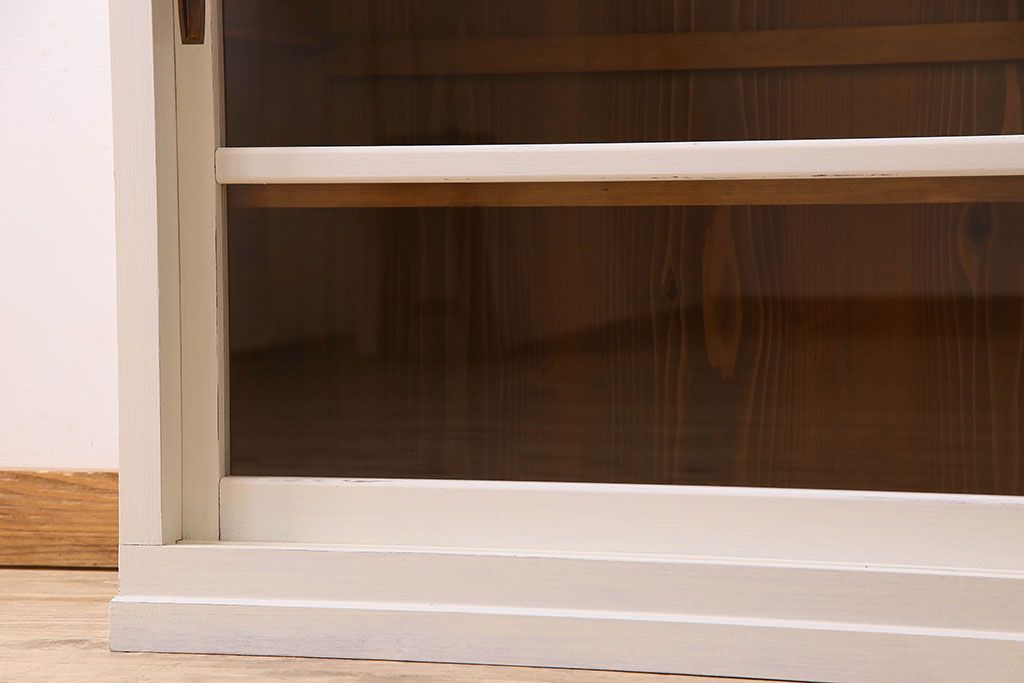 ペイント家具　アイボリーカラー　樺材天板の戸棚(キャビネット、カウンター)