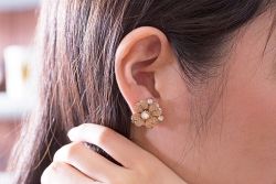 アンティーク雑貨　フランスビンテージ　クローバーモチーフのイヤリング(フラワー、ヴィンテージ)