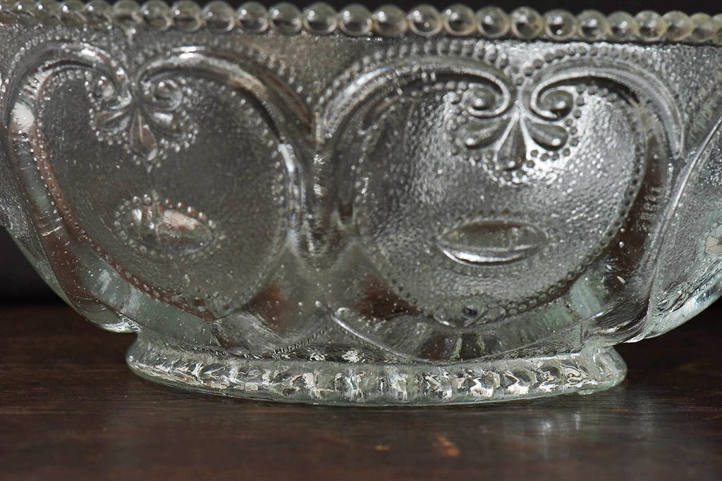 アンティーク雑貨　大正〜昭和初期　おしゃれな模様が可愛らしいガラス鉢(皿、器、プレスガラス)