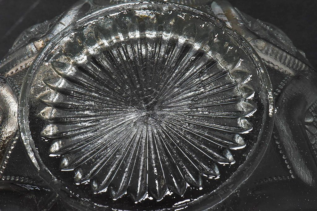 アンティーク雑貨　大正〜昭和初期　おしゃれな模様が可愛らしいガラス鉢(皿、器、プレスガラス)
