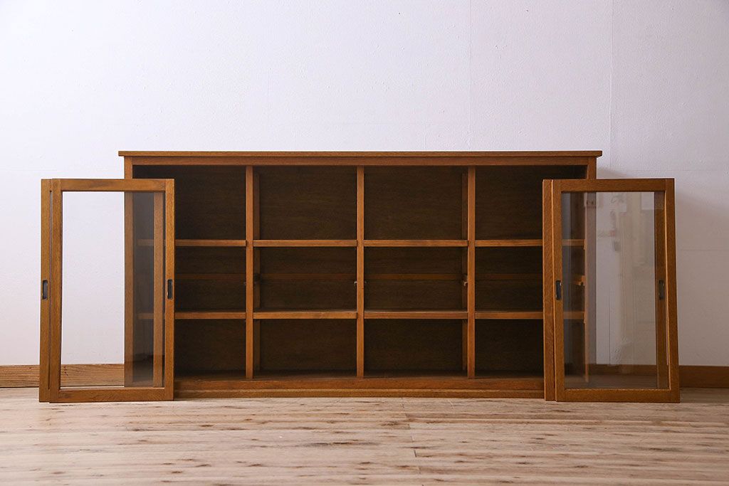 レトロ家具　昭和レトロ　四枚のガラス引き戸が印象的な収納棚(サイドボード、飾り棚)
