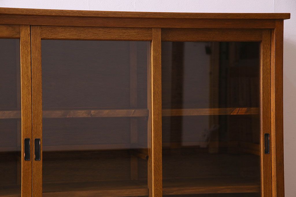 レトロ家具　昭和レトロ　四枚のガラス引き戸が印象的な収納棚(サイドボード、飾り棚)
