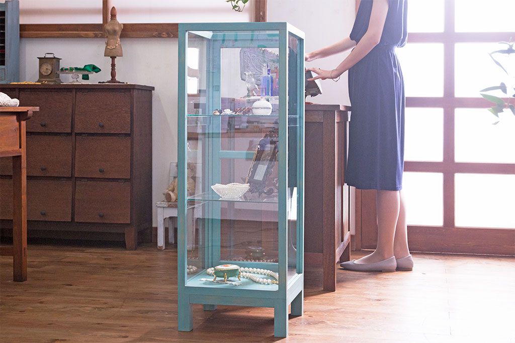 ペイント家具　小振り　爽やかな色合いが素敵な縦型ガラスケース(ショーケース、飾り棚、陳列棚)