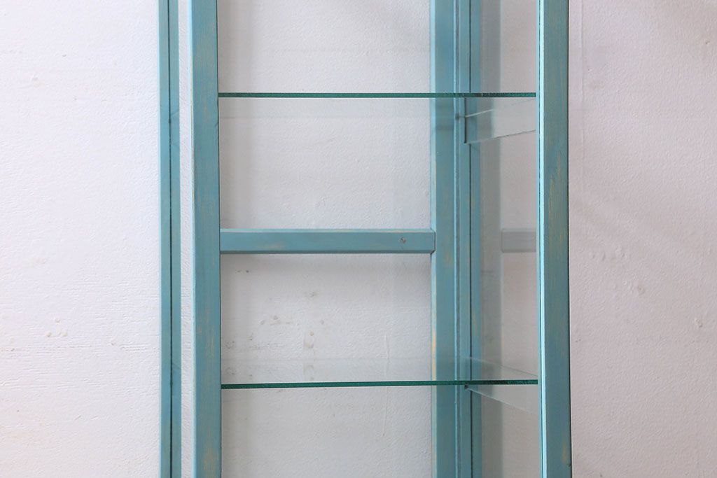 ペイント家具　小振り　爽やかな色合いが素敵な縦型ガラスケース(ショーケース、飾り棚、陳列棚)
