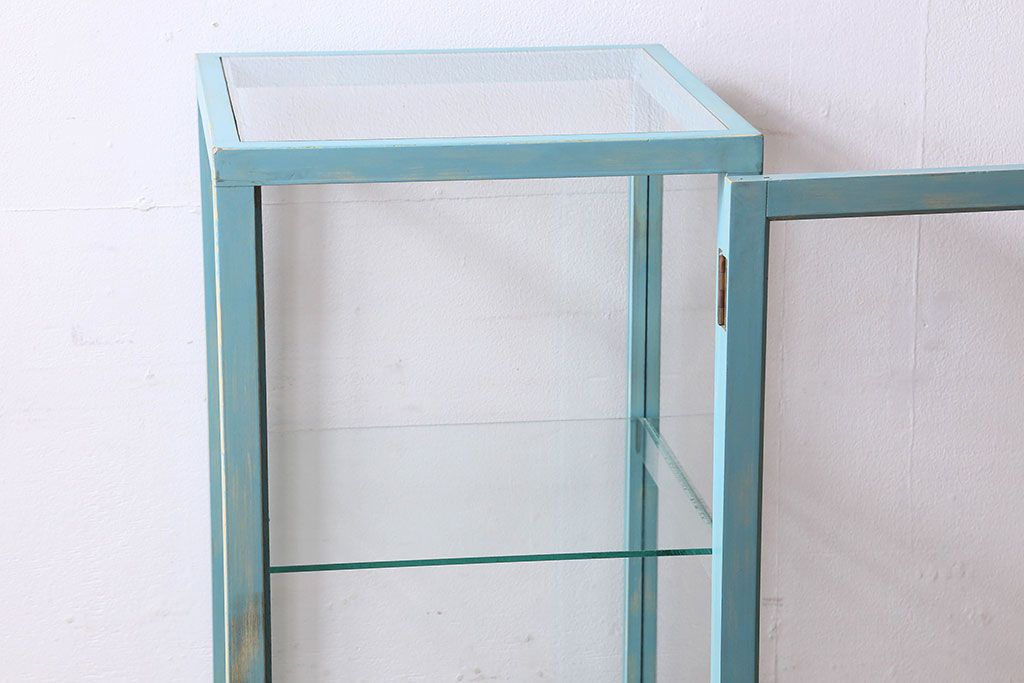 ペイント家具　小振り　爽やかな色合いが素敵な縦型ガラスケース(ショーケース、飾り棚、陳列棚)