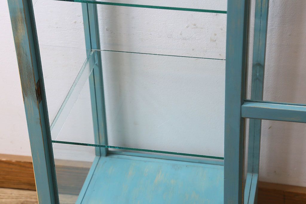 ペイント家具　小振り　爽やかな色合いが素敵な縦型ガラスケース(ショーケース、飾り棚、陳列棚)