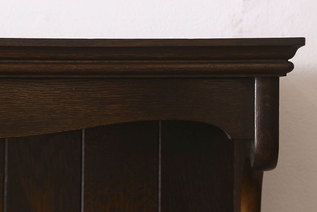 ビンテージ　神戸家具　ナラ材の気品あふれるカップボード(食器棚・収納棚)