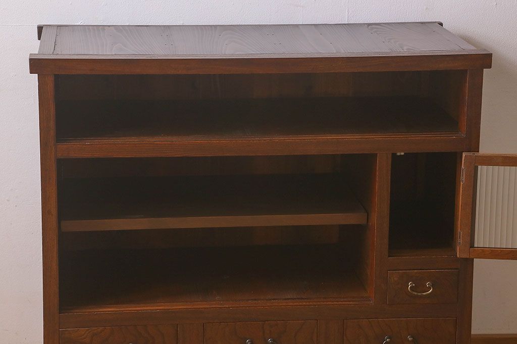 レトロ家具　欅材　モールガラス使用のレトロな食器棚(キャビネット・本箱・ブックケース)