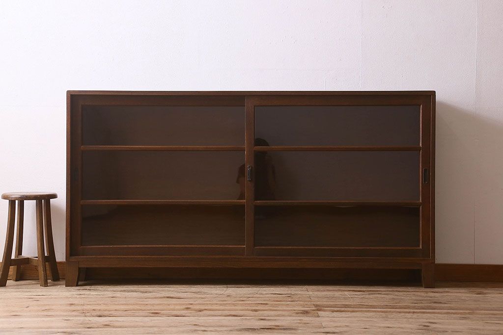 レトロ家具　昭和レトロ　ナラ材使用　クリアガラスが施された脚付きの戸棚(収納棚・飾り棚・ブックケース)