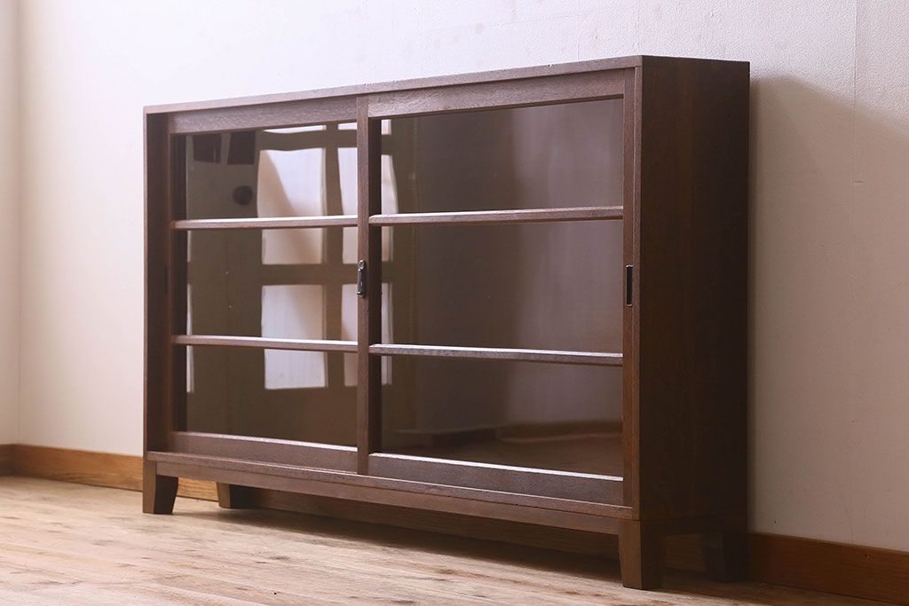 レトロ家具　昭和レトロ　ナラ材使用　クリアガラスが施された脚付きの戸棚(収納棚・飾り棚・ブックケース)