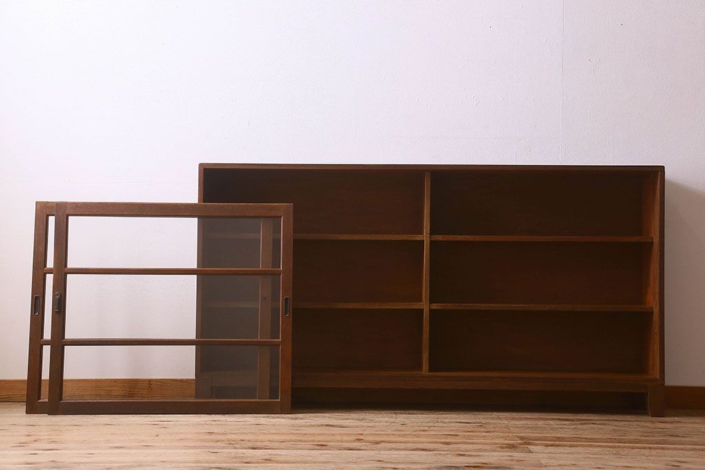レトロ家具　昭和レトロ　ナラ材使用　クリアガラスが施された脚付きの戸棚(収納棚・飾り棚・ブックケース)