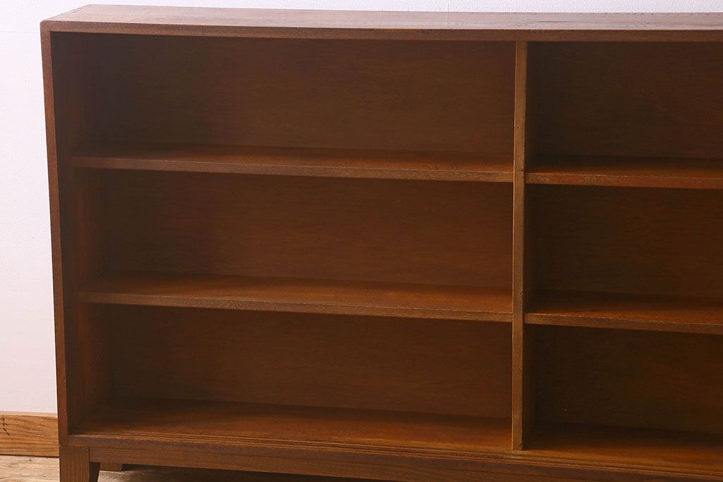 レトロ家具　昭和レトロ　ナラ材使用　クリアガラスが施された脚付きの戸棚(収納棚・飾り棚・ブックケース)