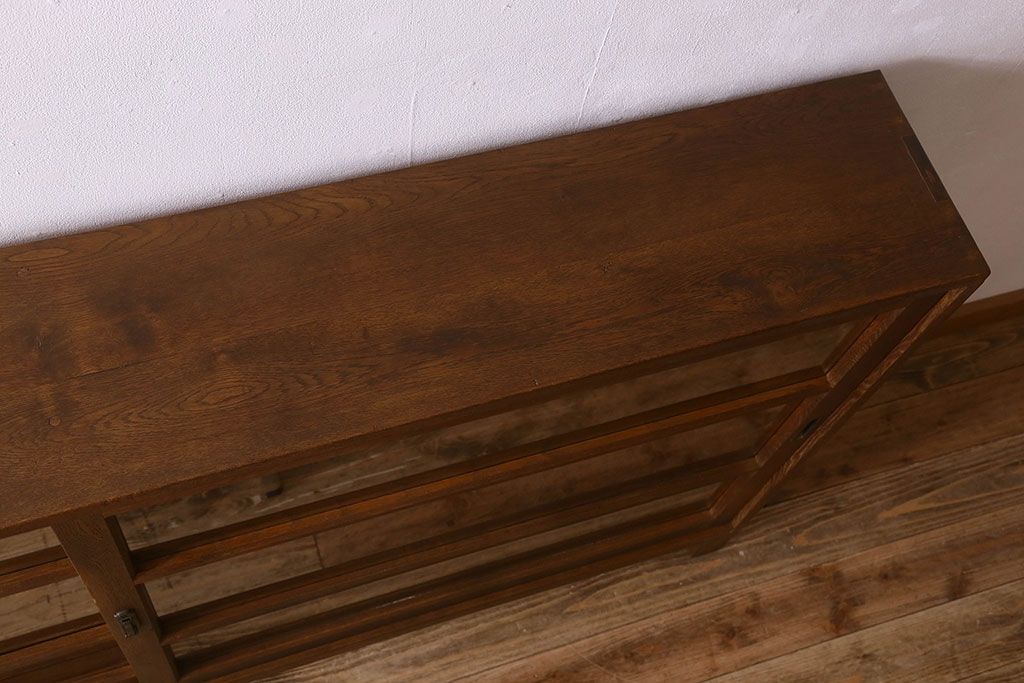 レトロ家具　昭和レトロ　ナラ材使用　クリアガラスが施された脚付きの戸棚(収納棚・飾り棚・ブックケース)
