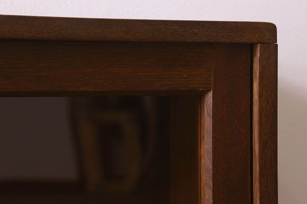 レトロ家具　昭和レトロ　ナラ材使用　クリアガラスが施された脚付きの戸棚(収納棚・飾り棚・ブックケース)