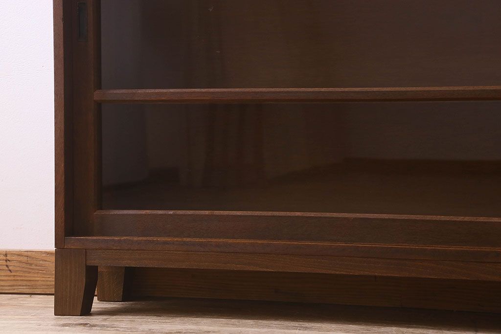 レトロ家具　昭和レトロ　ナラ材使用　クリアガラスが施された脚付きの戸棚(収納棚・飾り棚・ブックケース)