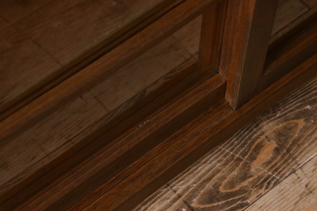 レトロ家具　昭和レトロ　ナラ材使用　クリアガラスが施された脚付きの戸棚(収納棚・飾り棚・ブックケース)