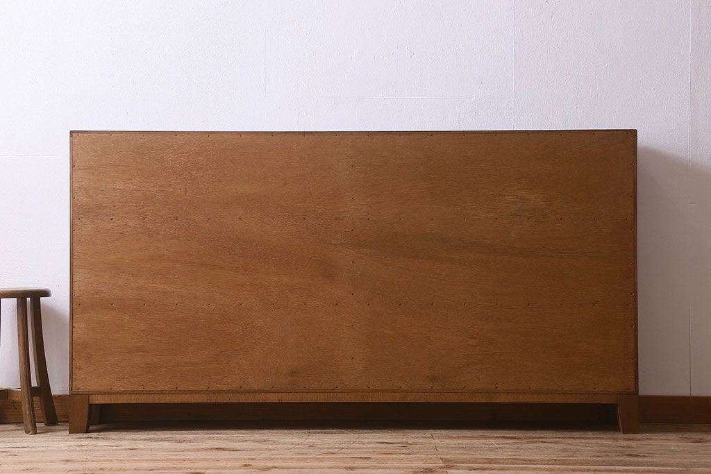 レトロ家具　昭和レトロ　ナラ材使用　クリアガラスが施された脚付きの戸棚(収納棚・飾り棚・ブックケース)