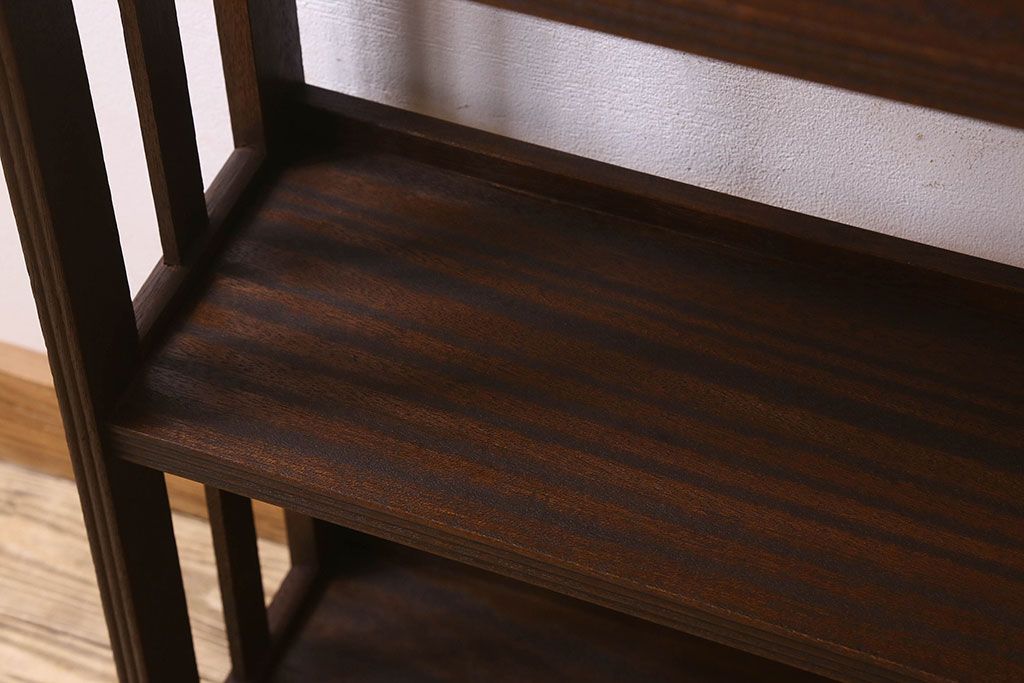 レトロ家具　昭和レトロ　ラワン材　透かし彫り入りの上品な本棚(飾り棚、ディスプレイラック)