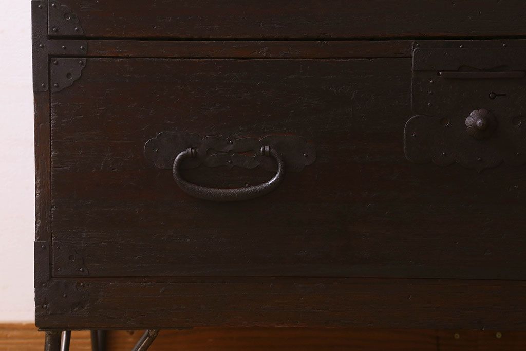 アンティーク家具　和製アンティーク　鉄脚付き!前面桐材の時代箪笥ローボード(ローチェスト、引き出し、衣装箪笥、テ  レビ台)