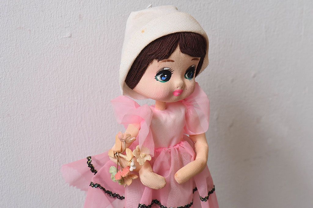アンティーク雑貨　昭和期　台座付きのレトロなポーズ人形(文化人形、フランス人形)