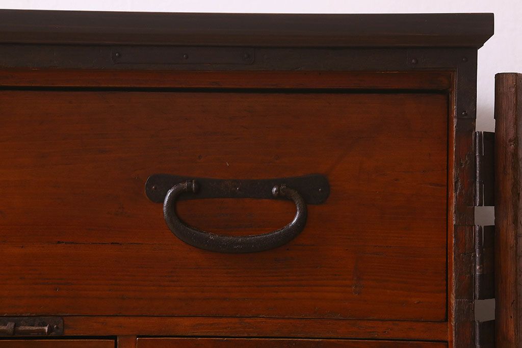 アンティーク家具　和製アンティーク　鉄脚付き　観音開き戸　シックな色合いの箪笥ローチェスト(引き出し、テレビ台)