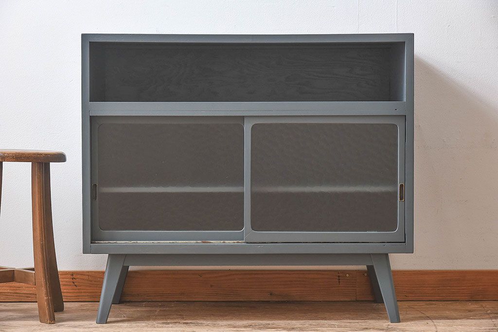 ペイント家具　シックな色合いが素敵な脚付き収納棚(戸棚、食器棚)