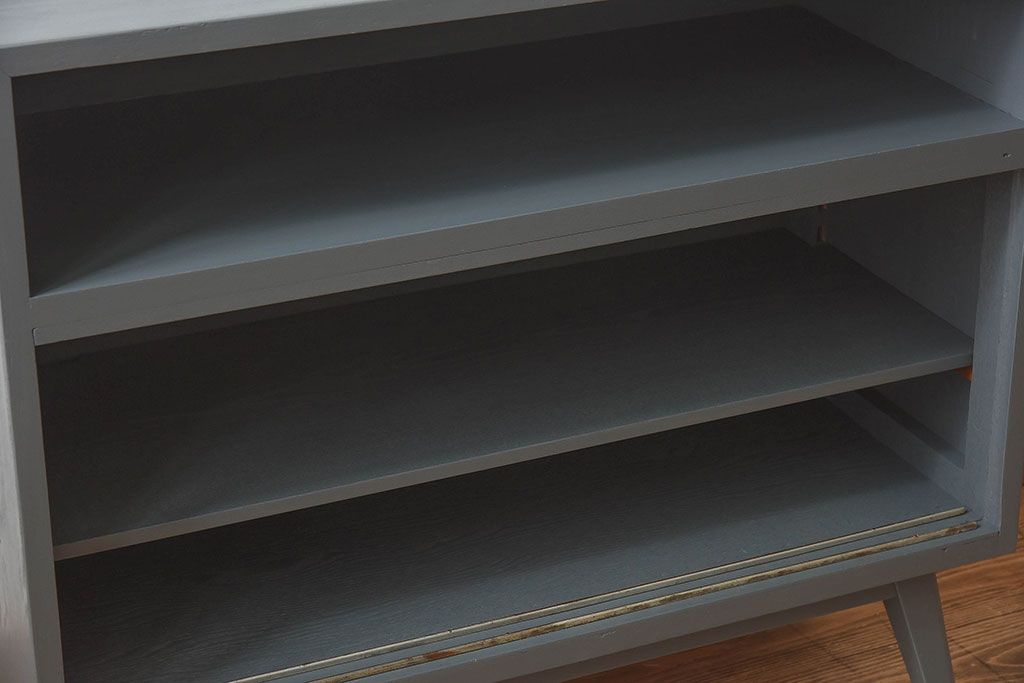 ペイント家具　シックな色合いが素敵な脚付き収納棚(戸棚、食器棚)