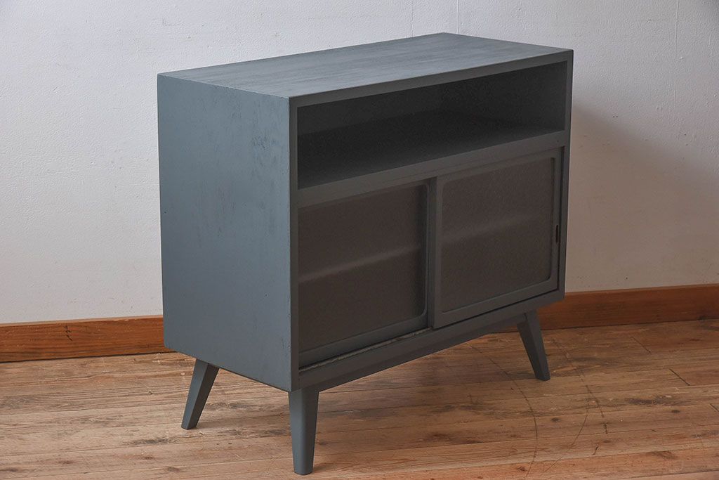 ペイント家具　シックな色合いが素敵な脚付き収納棚(戸棚、食器棚)