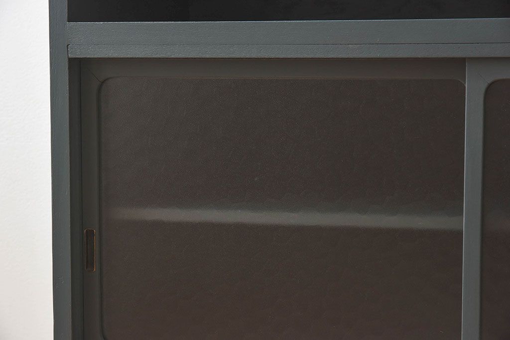 ペイント家具　シックな色合いが素敵な脚付き収納棚(戸棚、食器棚)