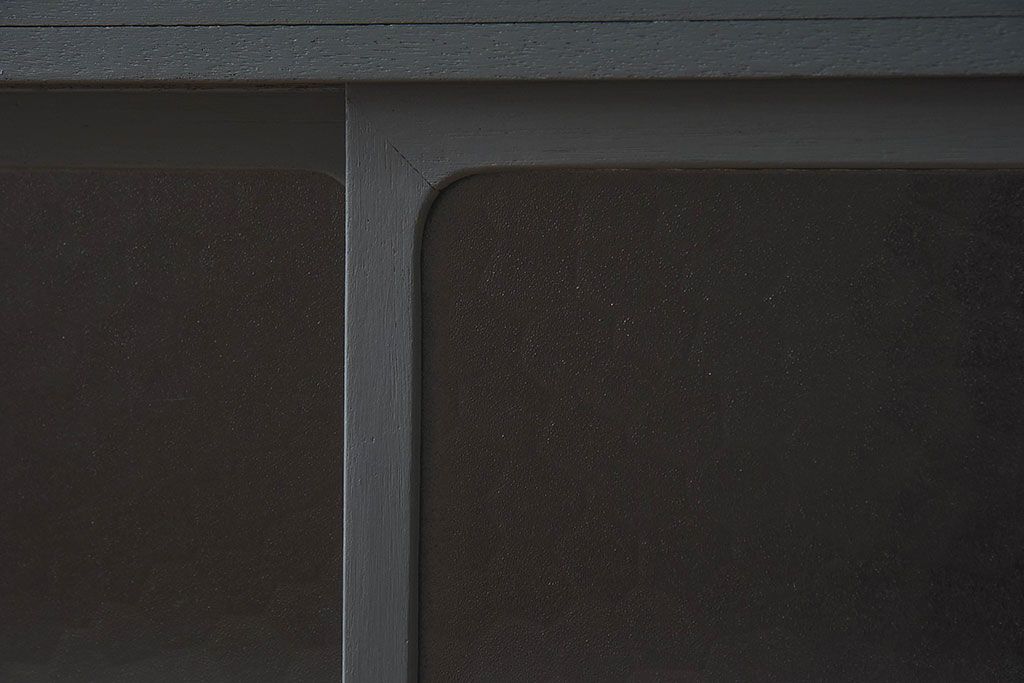 ペイント家具　シックな色合いが素敵な脚付き収納棚(戸棚、食器棚)