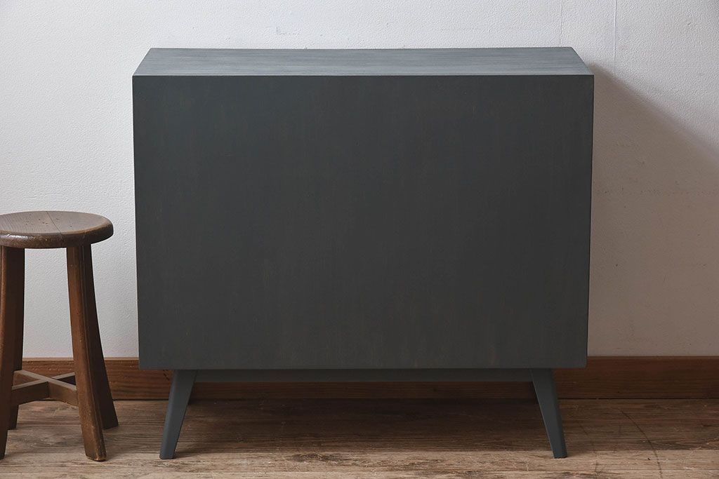 ペイント家具　シックな色合いが素敵な脚付き収納棚(戸棚、食器棚)
