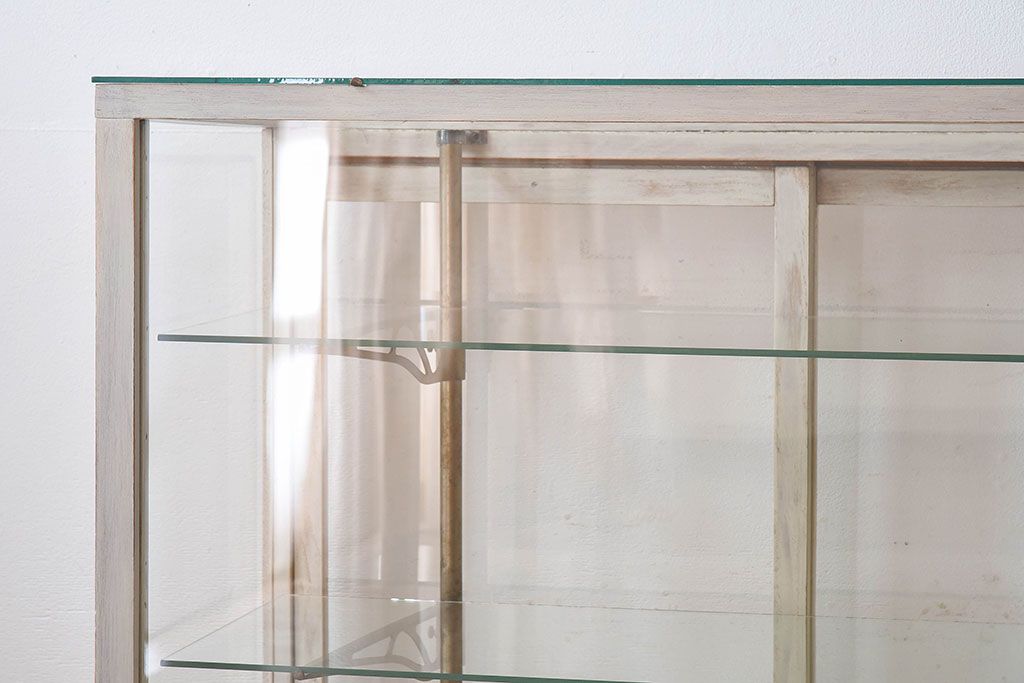 ペイント家具　シャビーな質感が味わい深いガラスケース(ショーケース、飾り棚、陳列棚)