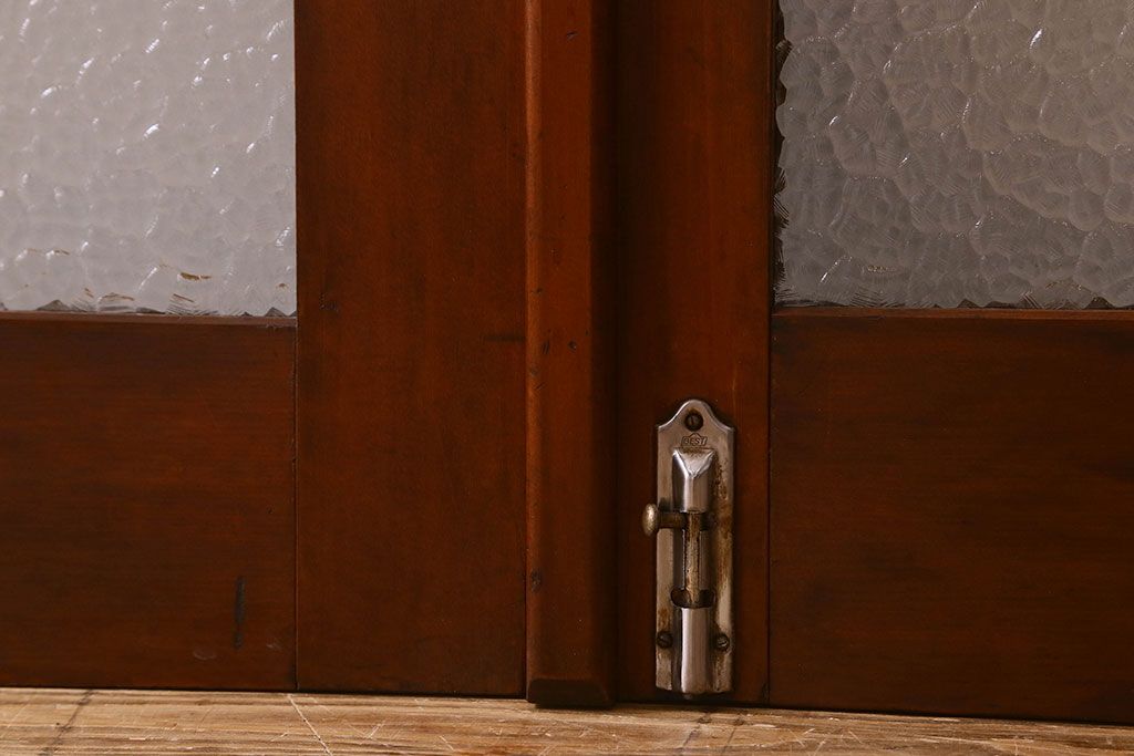 昭和レトロ　両開き　優美なデザインの取っ手が素敵な檜材製の親子ドア(扉)